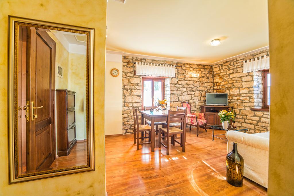 Aparthotel Katalyma 828 Kanfanar Bagian luar foto