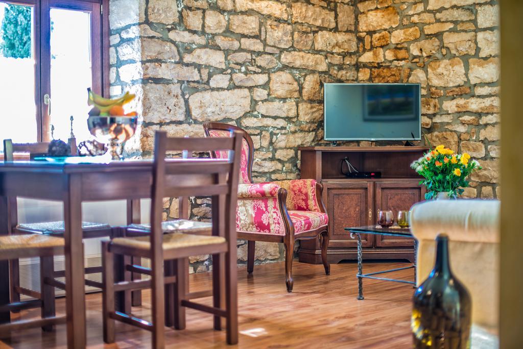 Aparthotel Katalyma 828 Kanfanar Bagian luar foto