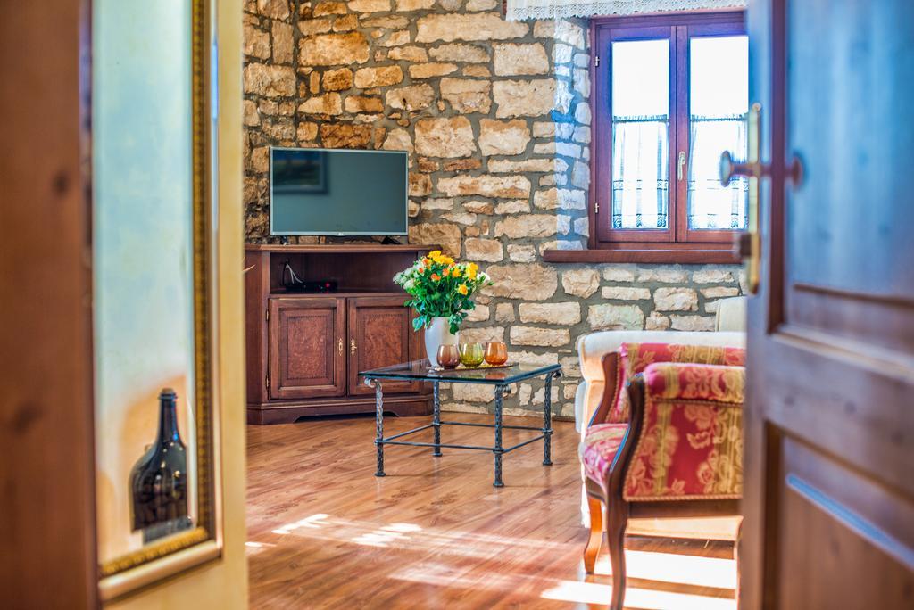 Aparthotel Katalyma 828 Kanfanar Bagian luar foto
