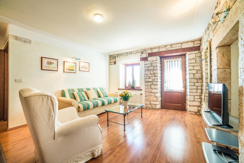 Aparthotel Katalyma 828 Kanfanar Bagian luar foto