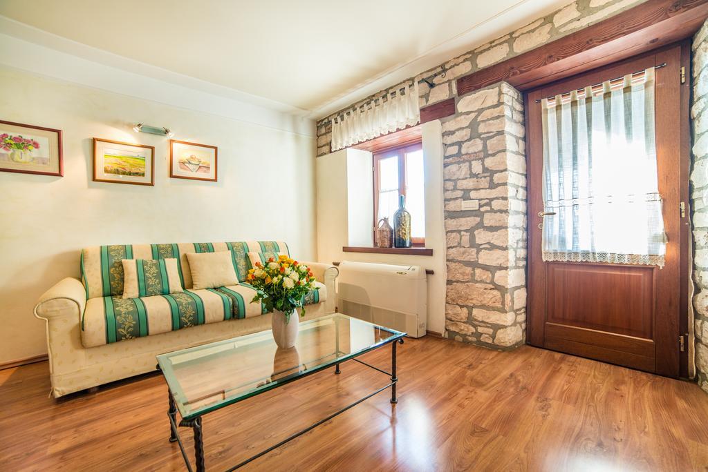 Aparthotel Katalyma 828 Kanfanar Bagian luar foto